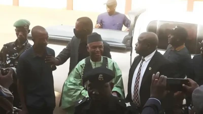 Nasir El-Rufai wọ agbada pẹlu fila 