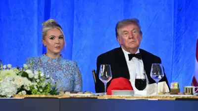 Rzeczniczka prasowa Białego Domu Karoline Leavitt i prezydent USA Donald Trump oglądają występ Oza Pearlmana podczas kolacji Stowarzyszenia Korespondentów przy Białym Domu (WHCA) w hotelu Waldorf Astoria w Waszyngtonie, 24 lipca 2026 roku.
