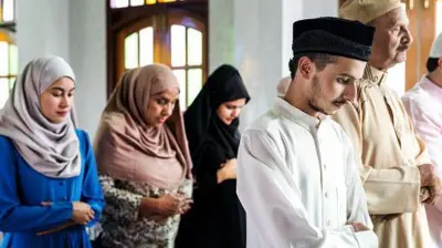 Wasu Musulmai suna sallah