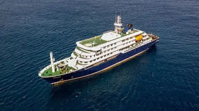 Yeşil Burun Adaları'nın başkenti Praia limanı açıklarında demirlemiş halde bulunan MV Hondius yolcu gemisinin genel görünümünü gösteren havadan çekilmiş bir fotoğraf.
