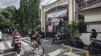 Polisi Militer Angkatan Laut berjaga di tempat terjadinya ledakan di SMAN 72 Jakarta, Jakarta, Senin (10/11/2025).