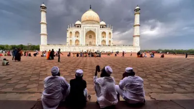 Sekelompok pria muslim di India sedang duduk-duduk