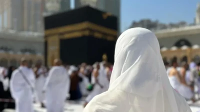 Awọn olujọsin wọ aṣọ funfun nibi ti wọn ti n ṣiṣẹ Hajj