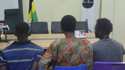 Awọn afurasi mẹta naa ree bi ọlọpaa ṣe ṣafihan wọn ni Eleweeran, l'Abeokuta. Wọn kọyin si kamẹra bi ofin ṣe faaye gba wọn, nitori afurasi ni wọn ṣi ka wọn si labẹ ofin titi digba ti kootu ba dajọ to si fidi ẹ mulẹ pe wọn jẹbi.