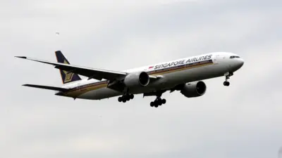 Singapore Airlines Boeing 777 landing at Heathrow Airport previously