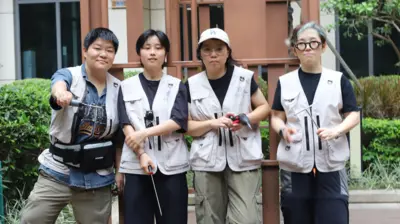 四位女性拿著電鑽