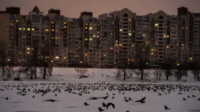 панельні будинки, де вікна горять де не де