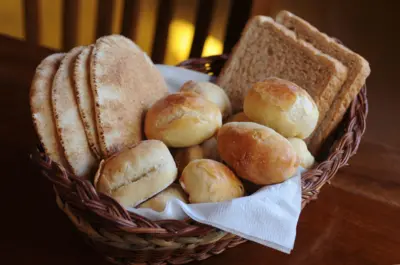 Cesta com diversos tipos de pão 