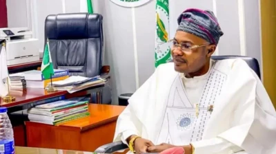 Ọmọba Adeyemi Adeniyi wọ agbada funfun ati fila