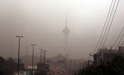 ۶ ژوئن ۲۰۱۴ رانندگان با چراغ‌های روشن در یکی از بزرگراه‌های تهران، پایتخت ایران رانندگی می‌کنند در حالی که هوای بد، این شهر را در برگرفته است. اوایل همان هفته، طوفان گرد و غبار باعث آشفتگی در سراسر تهران شد؛ طوفانی که با وزش بادهای شدید، گرد و غبار بیابانی را بر فراز شهر آورد و باعث سقوط درختان و خطوط برق شد.