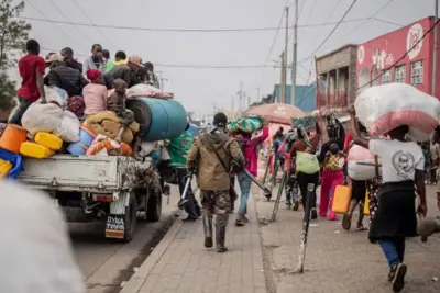 Umugwanyi wo muri  Wazalendo ari kumwe n'abanyagihugu bahunze bava Kibati baja Goma muri Nord Kivu, RD Congo , ku wa 26 Nzero, 2025.