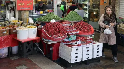 مغازه‌های بازارچه تجریش تهران. روز چهارم فروردین ۱۴۰۵. زنی در حال خرید و راه رفتن