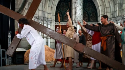 Dem dey act Passion of Christ