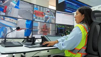 Operadora de una grúa en el puerto de Chancay, Perú