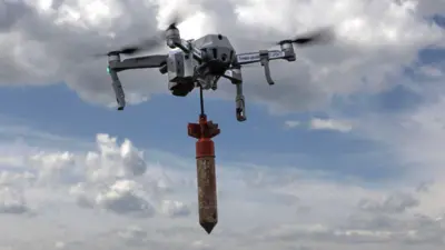 Ukrayna ordusuna ait, üzerine bomba iliştirilmiş bir insansız hava aracı uçuyor.
