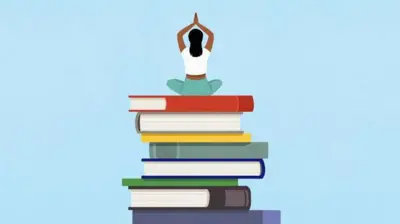 Büyük kitap yığınının üzerinde meditasyon yapan kadın illüstrasyonu.