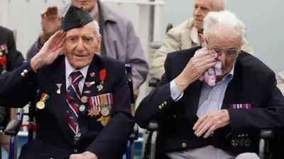 برنارد مورگان (چپ) و جک مورتیمر، هر دو ۱۰۰ ساله، کهنه‌سربازان حمله نرماندی در جنگ جهانی دوم برای مراسم یادبود سال ۲۰۲۴ به نرماندی سفر کردند