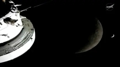 （左から）宇宙船オリオン、月、遠くに地球