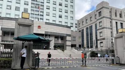 2025年9月19日，安保人員在上海一家法院大院內站崗，將外交官和記者拒之門外，人權組織稱，著名公民記者張展正在上海法院接受審判。