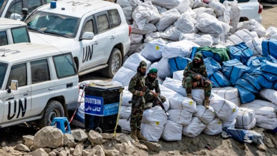 نیروهای طالبان درحالی که سلاح به دست دارند در کنار محموله‌‌های کمکی ملل متحد در ولایت کنر دیده می‌شوند. 