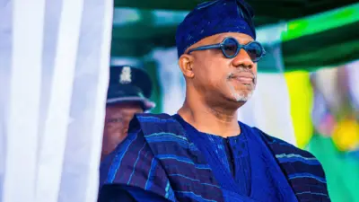 Gomina Dapo Abiodun ipinlẹ Ogun wọ agbada olomi buluu ati fila