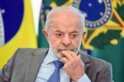 Presidente Lula pensativo 