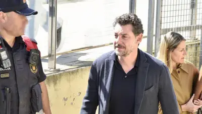 Mango'nun kurucusunun oğlu Jonathan Andic, bir milyon avroluk kefaleti ödedikten sonra Martorell'deki Juzgado de Instruccion 5'ten ayrılırken