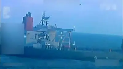 Un buque petrolero en el océano mostrado en un video del gobierno de EE.UU.