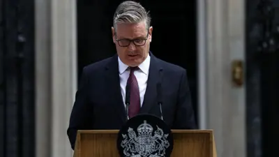 Premier Wielkiej Brytanii Keir Starmer reaguje podczas oświadczenia dotyczącego swojej politycznej przyszłości przed siedzibą przy Downing Street 10 w Londynie, rano 22 czerwca 2026 roku.