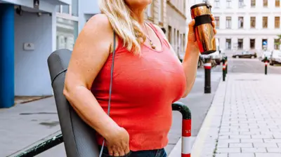 பெரிய மார்பகங்கள் இருப்பதால் பெண்கள் எதிர்கொள்ளும் உடல்நல பாதிப்புகள்