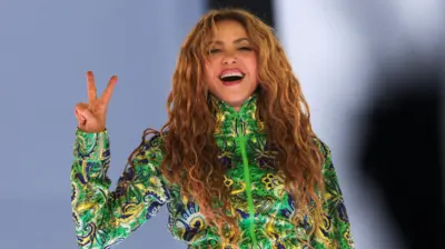 Shakira veste macacão com as cores do Brasil
