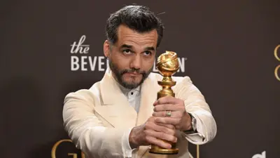 Wagner Moura segura troféu no Globo de Ouro