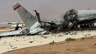 طائرة متضررة من طراز E-3 Sentry كُتبت عليها عبارة US AIR FORCE. وقد انفصل ذيل الطائرة، فيما تحيط بها أنقاض