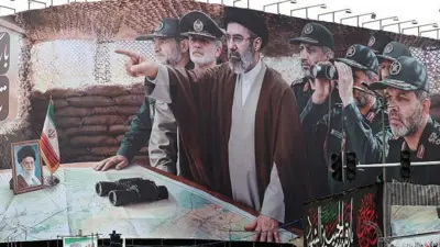 بیلبورد بزرگی از مجتبی خامنهای و فرماندهانی که او را احاطه کردهاند، حامیان جمهوری اسلامی در خیابان تجمع کردند