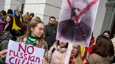 Cтуденти і викладачі академії протестують проти імені Чайковського в назві свого закладу, 2023 рік. Видно перекреслений портрет Чайковського, плакат "ні російській культурі" та багато облич людей на сходах до університету