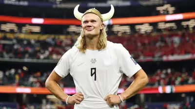 Erling Haaland con un casco con cuernos vikingo
