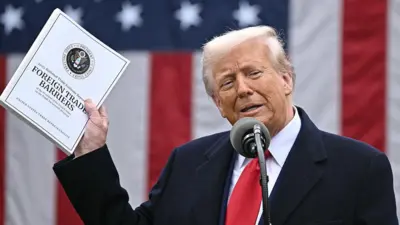 Donald Trump muestra un manual de "Barreras al comercio exterior"