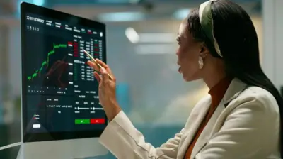Mulher apontando para um gráfico em uma tela de computador