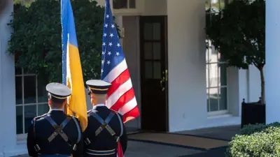 Варта біля білого дому тримає прапори України та США