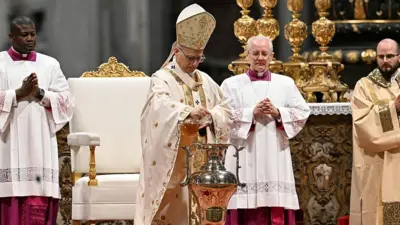 Papież Leon XIV wlewa perfumy do amfory z olejem świętym podczas mszy krzyżma w Wielki Czwartek w Bazylice św. Piotra w Watykanie, 2 marca 2026 r.