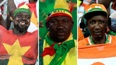 Un triptyque représentant des supporters de football colorés, de gauche à droite, originaires du Burkina Faso, du Mali et du Niger. Tous trois sont visibles, seule la partie supérieure de leur corps étant visible.