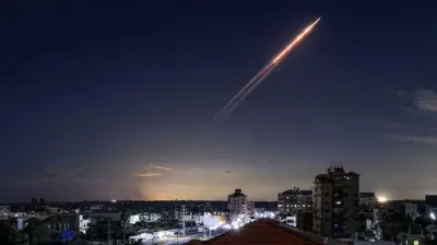 Na zdjęciu rakieta wystrzelona z Iranu na niebie nad obozem Bureij dla uchodźców palestyńskich w centralnej części Strefy Gazy