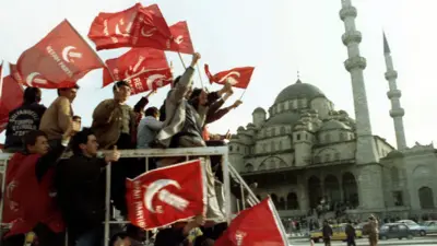 1994 yerel seçim sürecindeki Refah Partisi destekçileri 