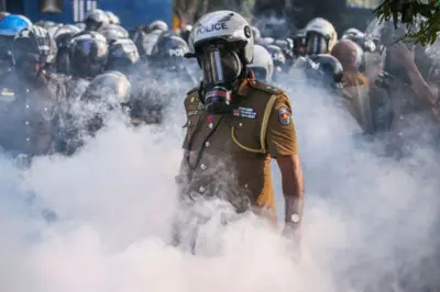 රජය ත්‍රස්තවාදය වැළැක්වීමේ පනත (PTA) ඉවත් කර පළාත් පාලන මැතිවරණය පවත්වන ලෙස ඉල්ලා 2023 මාර්තු 07 වන දින කොළඹදී පැවති විශ්වවිද්‍යාල සිසුන්ගේ විරෝධතාවයේදී විරෝධතාකරුවන් විසුරුවා හැරීම සඳහා පොලිසිය ජල කාලතුවක්කු සහ කඳුළු ගෑස් භාවිතා කරයි