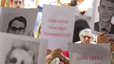 Manifestantes protestam em 2019 contra a ditadura nas dependências do antigo Centro de Operações de Defesa Interna (DOI-CODI), na zona sul de São Paulo, em 30 de março de 2019. O DOI-CODI era um órgão subordinado ao Exército, responsável pela inteligência e repressão do governo brasileiro durante o regime instaurado pelo golpe militar de 1964. 