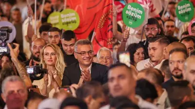 Tufan Erhürman ve eşi Nilden Bektaş Erhürman destekçilerinin arasında yürüyor.