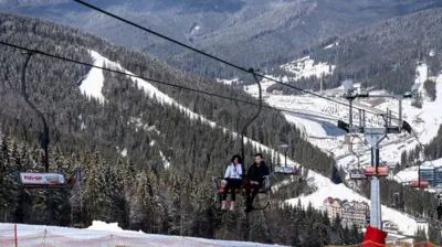 Люди в горах на підйомнику