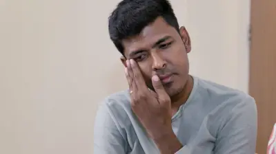 आंसू पोंछता एक व्यक्ति