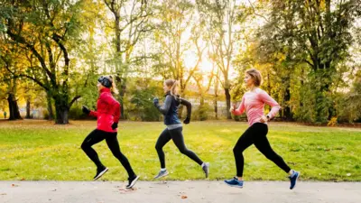 parkta koşan kadınlar