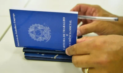 Mãos manuseando carteiraapostas futebol dicas hojetrabalho